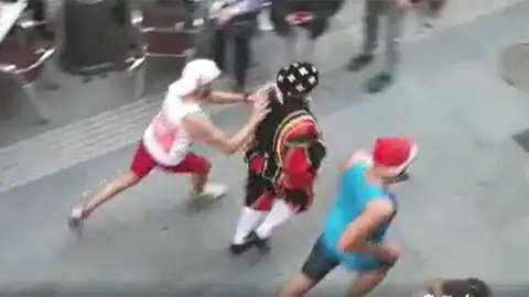 El empujón a Paquito el del Mentidero El empujón a Paquito el del Mentidero