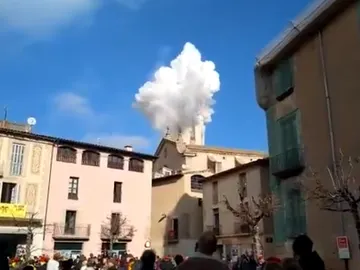 9 heridos, tres de ellos muy graves, tras una explosión pirotécnica en un campanario de Centelles 9 heridos, tres de ellos muy graves, tras una explosión pirotécnica en un campanario de Centelles