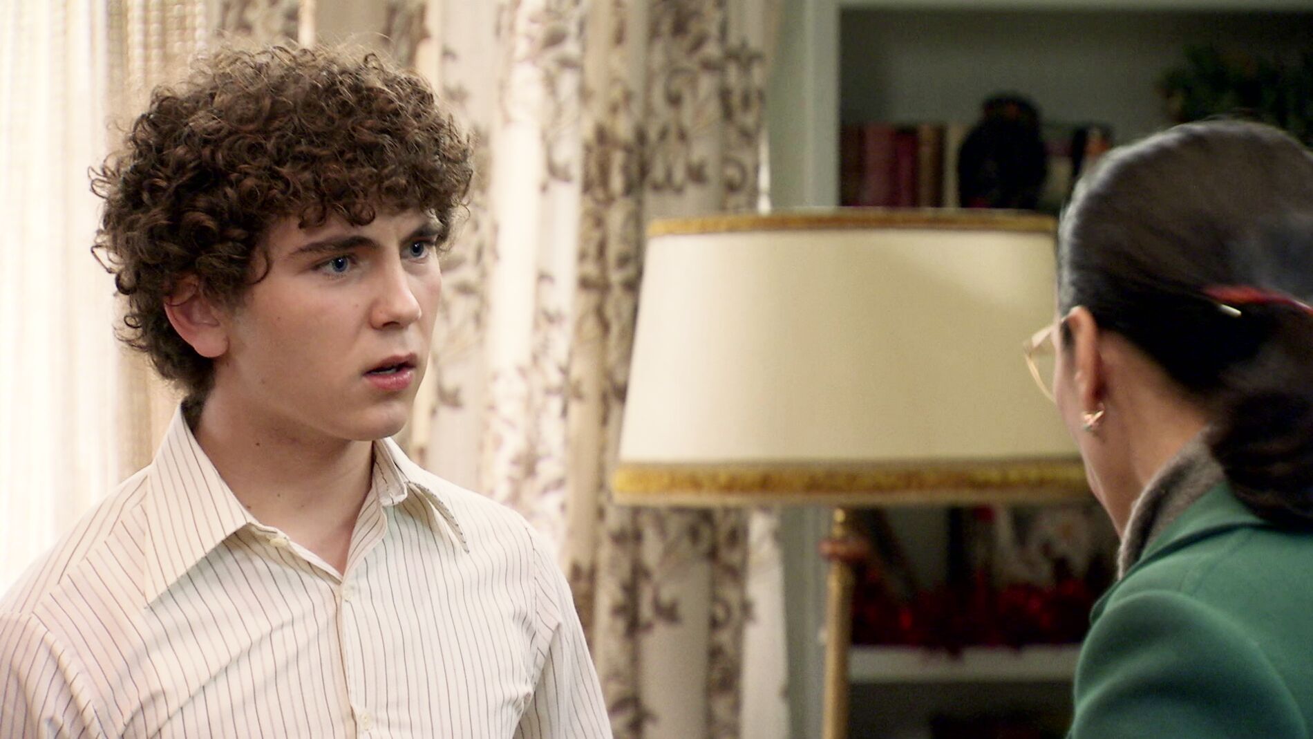 Manolín decide dejar a su familia de lado y pasar la Nochevieja con los Flechas