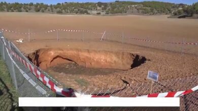 ¿Por qué se ha abierto la tierra en Cuenca provocando un socavón de 7 metros de profundidad?