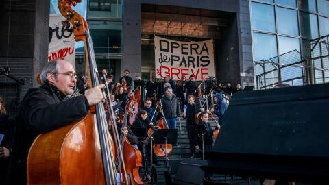 M&uacute;sicos de la &Oacute;pera de Par&iacute;s protestan contra la reforma de las pensiones de Macron