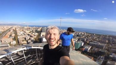 Así fue la escalada sin cuerda de dos youtubers a la torre Agbar de Barcelona