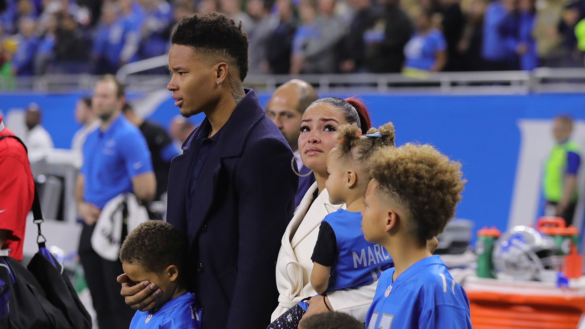 Marvin Jones Jr junto a su familia durante la despedida de su hijo Marlo