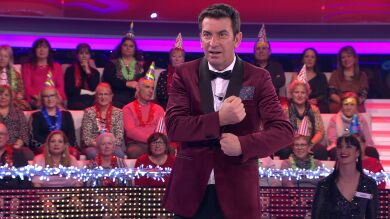 Arturo Valls aprende en '¡Ahora caigo!' a felicitar la Navidad en lengua de signos 