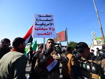 Centenares de manifestantes rodean y asaltan la Embajada de EEUU en Bagdad Centenares de manifestantes rodean y asaltan la Embajada de EEUU en Bagdad