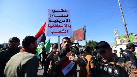 Centenares de manifestantes rodean y asaltan la Embajada de EEUU en Bagdad Centenares de manifestantes rodean y asaltan la Embajada de EEUU en Bagdad