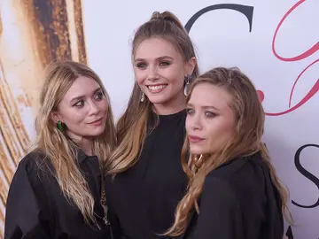 Elizabeth Olsen junto a sus hermanas las gemelas Ashley y Mary Kate Elizabeth Olsen junto a sus hermanas las gemelas Ashley y Mary Kate