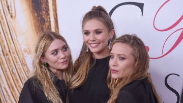 Elizabeth Olsen junto a sus hermanas Ashley y Mary Kate