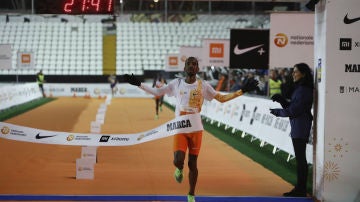 Abdi cruzando la meta