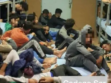 Jóvenes hacinados en el suelo del centro Jóvenes hacinados en el suelo del centro
