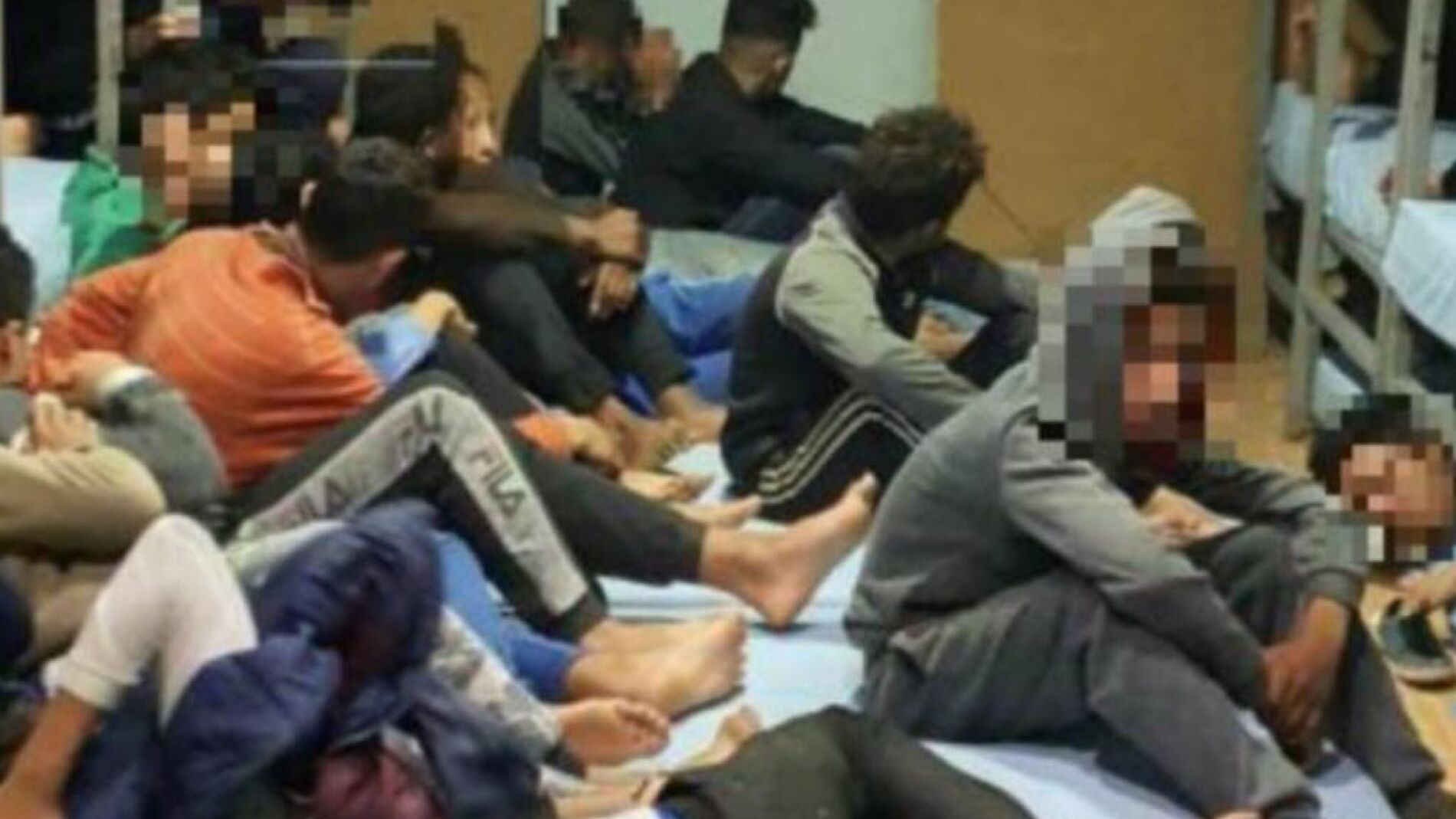 J&oacute;venes hacinados en el suelo del centro