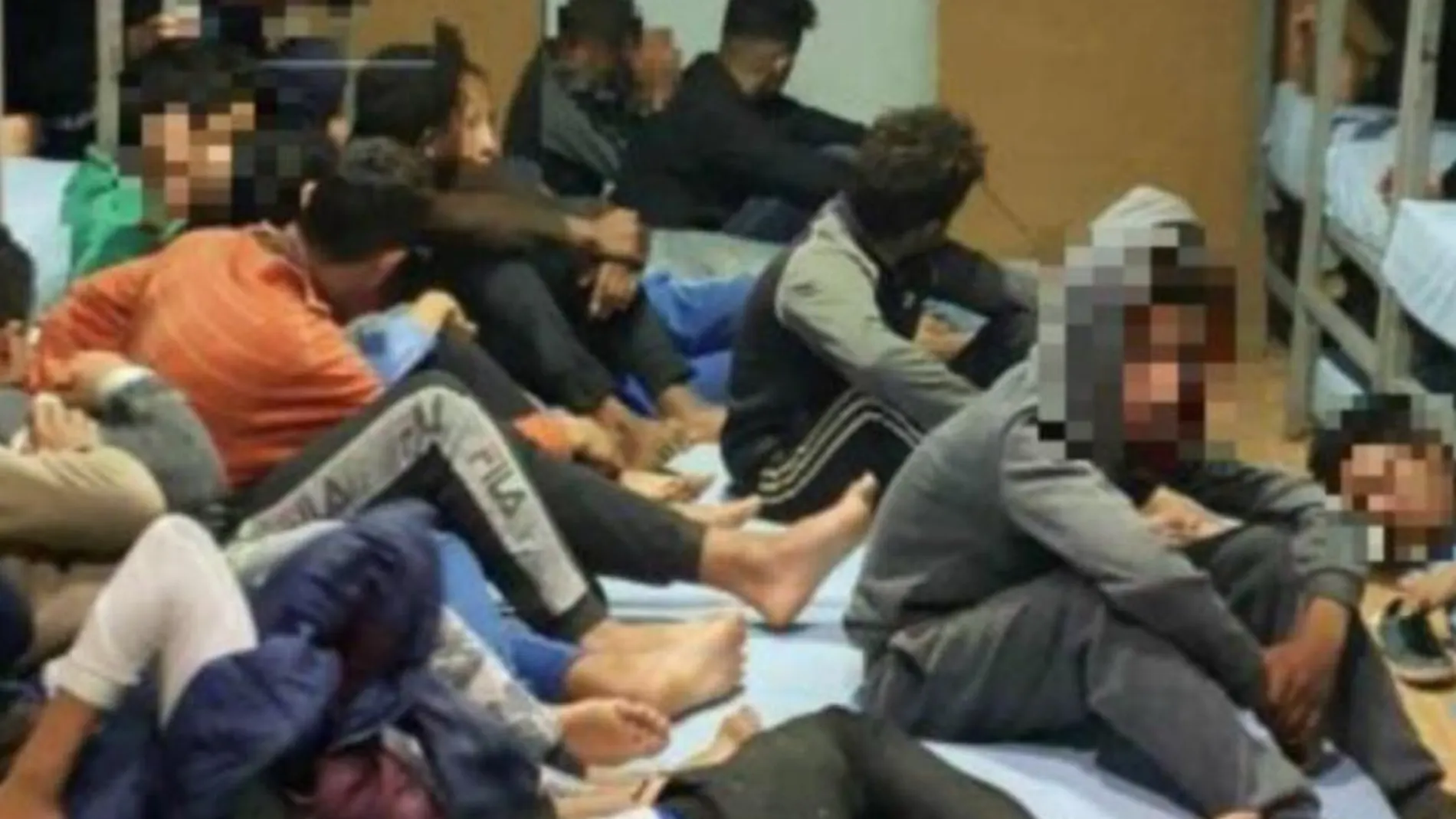 Jóvenes hacinados en el suelo del centro Jóvenes hacinados en el suelo del centro