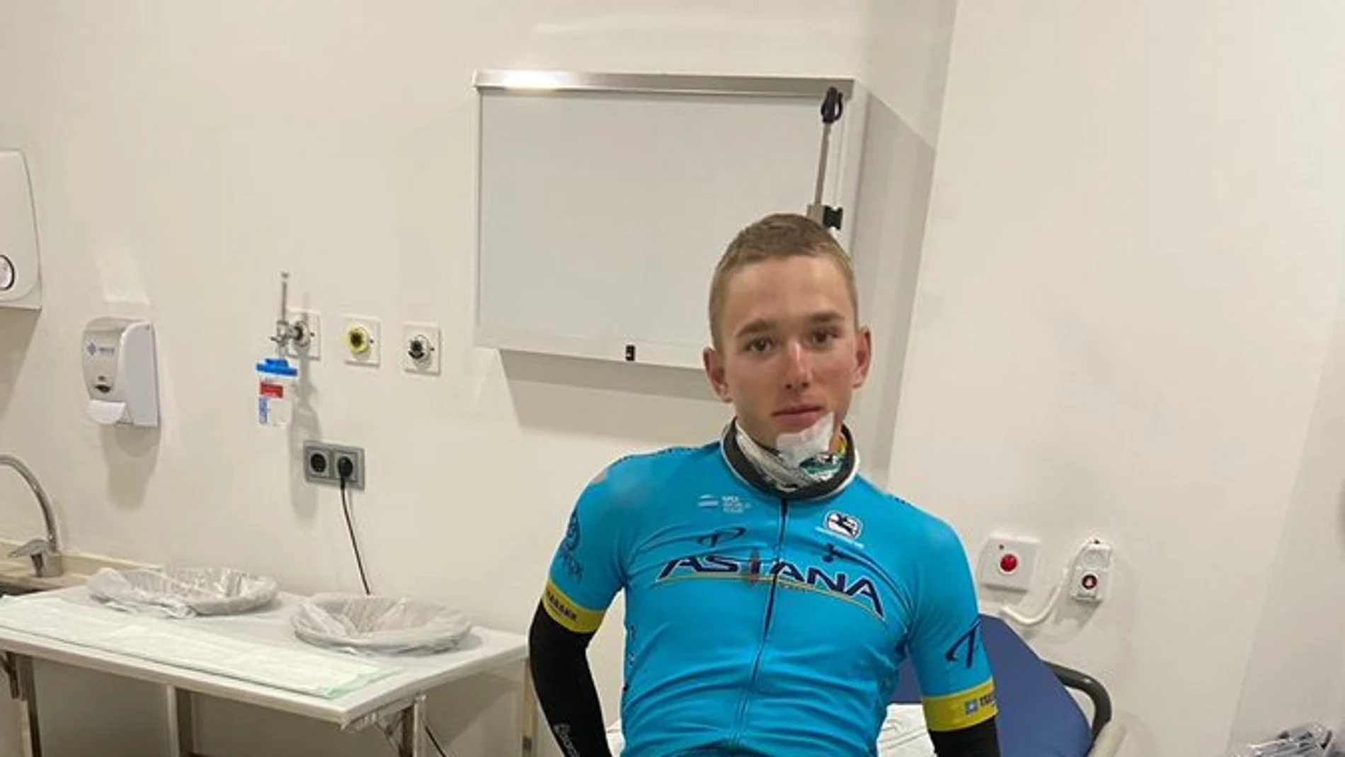 El ciclista Vadim Pronskiy tras sufrir un atropello mientras entrenaba en Altea El ciclista Vadim Pronskiy tras sufrir un atropello mientras entrenaba en Altea