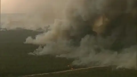 Miles de personas atrapadas por el fuego en Australia Miles de personas atrapadas por el fuego en Australia