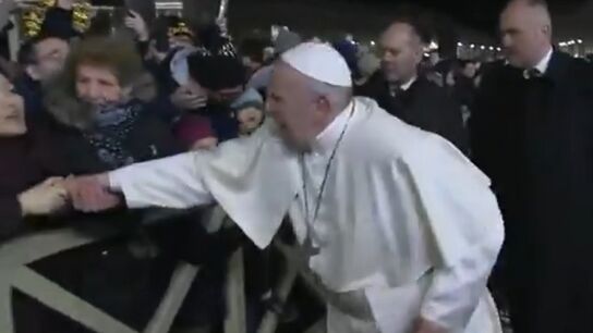 El papa Francisco reprende a una mujer por agarrarle del brazo con fuerza y tirar de &eacute;l 