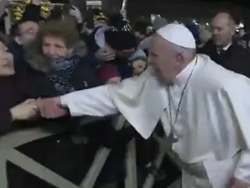 El papa Francisco reprende a una mujer por agarrarle del brazo con fuerza y tirar de él El papa Francisco reprende a una mujer por agarrarle del brazo con fuerza y tirar de él