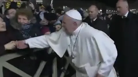 El papa Francisco reprende a una mujer por agarrarle del brazo con fuerza y tirar de él El papa Francisco reprende a una mujer por agarrarle del brazo con fuerza y tirar de él