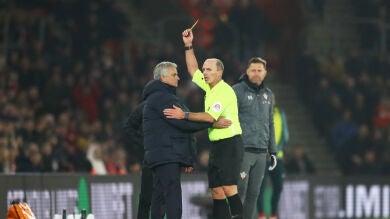 La imagen viral de Mourinho espiando al banquillo rival en pleno partido 