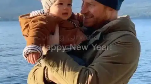 Los duques de Sussex felicitan el año con un vídeo con su hijo Archie como protagonista Los duques de Sussex felicitan el año con un vídeo con su hijo Archie como protagonista