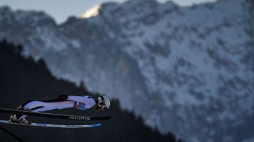 Lindvik se lleva los saltos de esquí de Año Nuevo