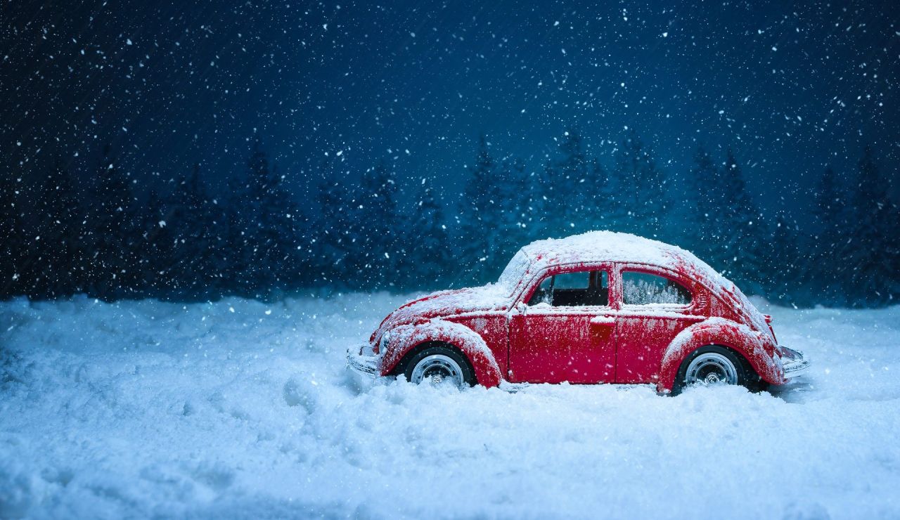 Un coche bajo la nieve