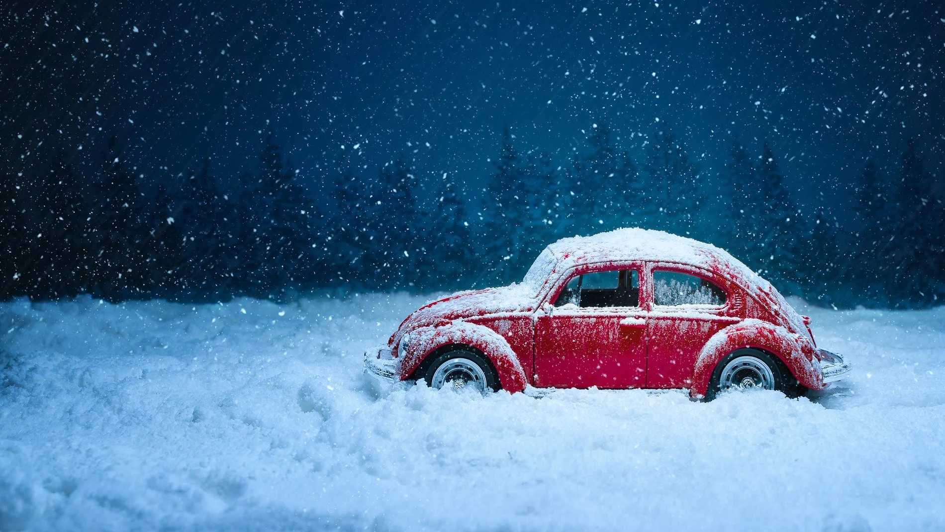 Un coche bajo la nieve Un coche bajo la nieve