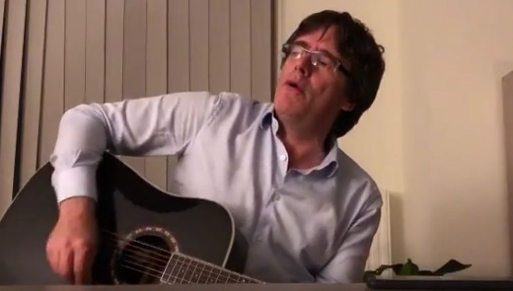 Puigdemont cierra el año tocando el clásico 'Take Me Home, Country Roads'
