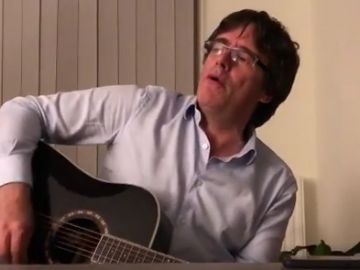 Puigdemont cierra el año tocando el clásico 'Take Me Home, Country Roads'