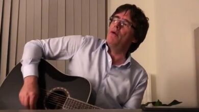 Puigdemont cierra el año tocando el clásico 'Take Me Home, Country Roads'