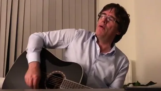 Puigdemont cierra el año tocando el clásico 'Take Me Home, Country Roads' Puigdemont cierra el año tocando el clásico 'Take Me Home, Country Roads'