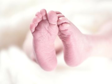 Imagen de archivo de los pies de un recién nacido