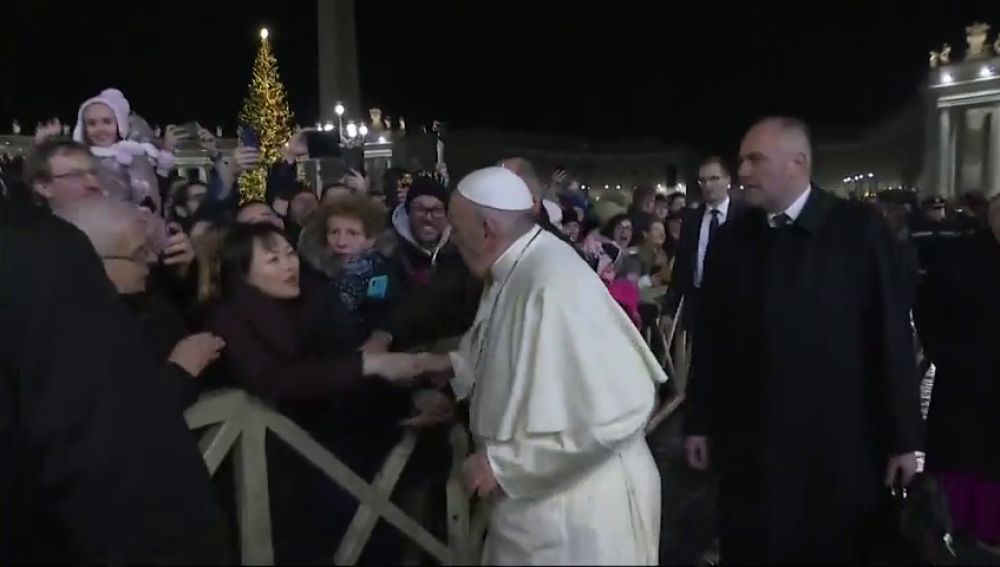 Manotazo del Papa Francisco a una mujer por tirarle del brazo