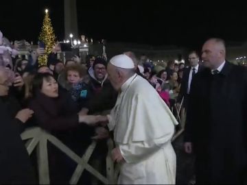 Manotazo del Papa Francisco a una mujer por tirarle del brazo