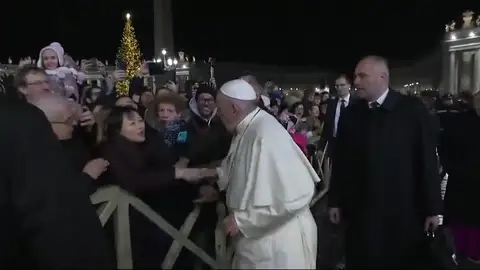 Manotazo del Papa Francisco a una mujer por tirarle del brazo Manotazo del Papa Francisco a una mujer por tirarle del brazo