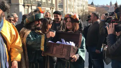 Entregan 2.500 cartas para conseguir un tren digno a Extremadura Entregan 2.500 cartas para conseguir un tren digno a Extremadura