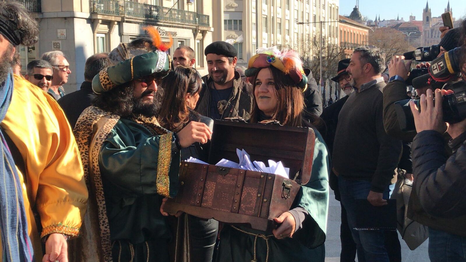 Los extremeños entregan 2.500 cartas en el Congreso para conseguir un tren digno 