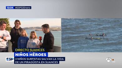 Tres niños surfistas salvan la vida de un piragüista en Suances