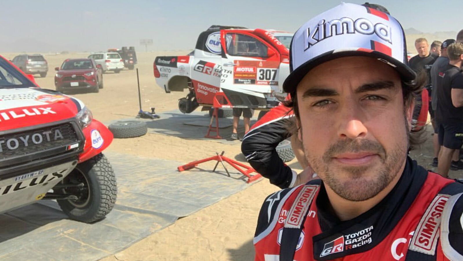 La increíble foto viral de Fernando Alonso tirado en un sofá en mitad de las dunas de Arabia Saudí