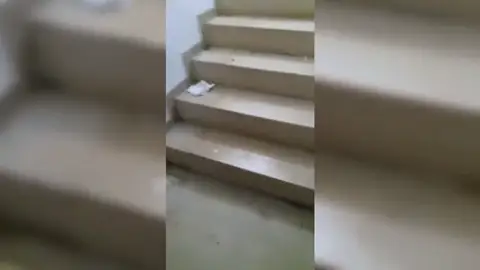Unos vecinos de Manresa denuncian las actitudes incívicas de unos okupas atrincherados en una oficina Unos vecinos de Manresa denuncian las actitudes incívicas de unos okupas atrincherados en una oficina