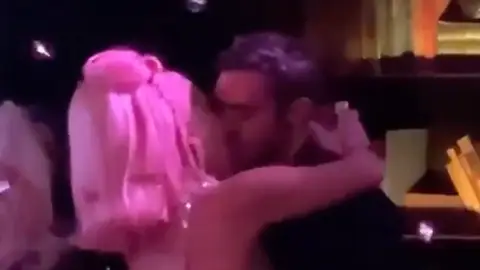 Lady Gaga besándose con un desconocido Lady Gaga besándose con un desconocido