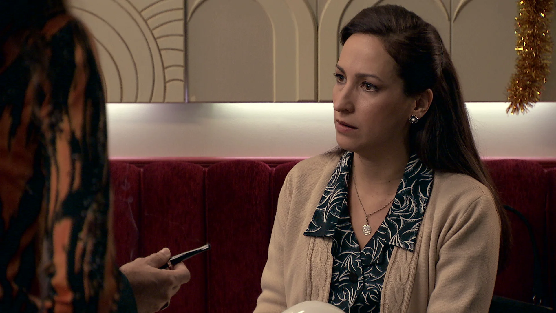 Sofía a Curtis: ¿A ti quién te ha dicho que te metas donde no te llaman? Sofía a Curtis: ¿A ti quién te ha dicho que te metas donde no te llaman?