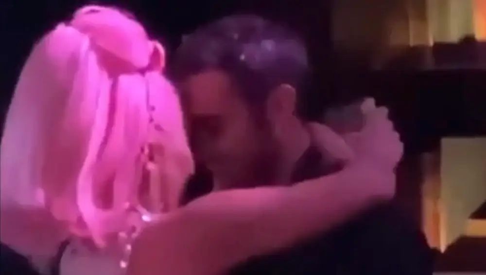 Lady Gaga besándose con un desconocido
