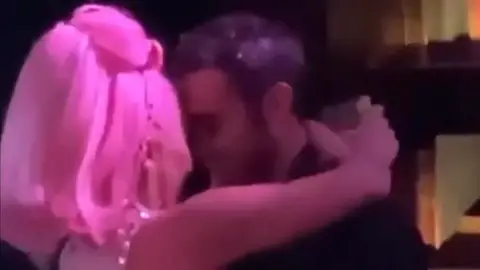 Lady Gaga besándose con un desconocido Lady Gaga besándose con un desconocido