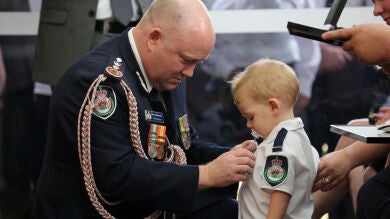 Emotivo reconocimiento: el bebé de un bombero fallecido en los incendios de Australia recoge la medalla de honor