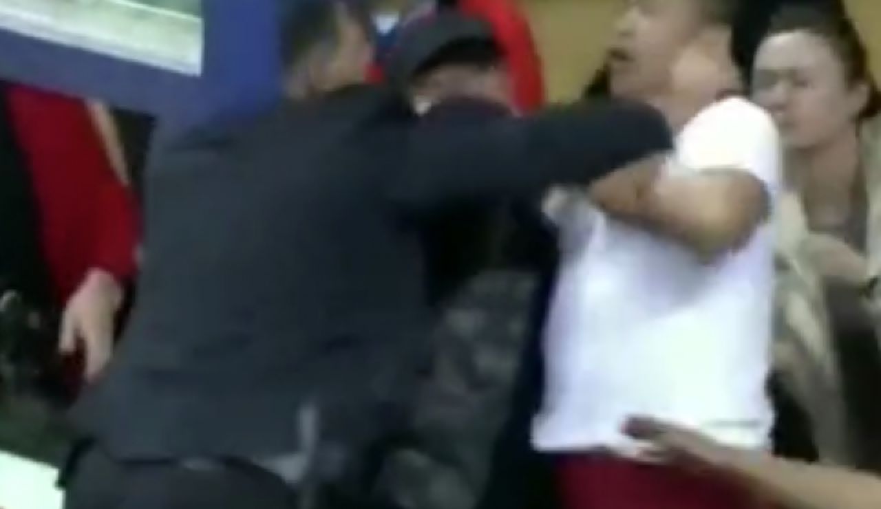 La agresión de un entrenador a un aficionado La agresión de un entrenador a un aficionado