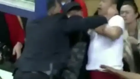 La agresión de un entrenador a un aficionado Baloncesto