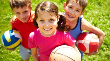Niños haciendo deporte