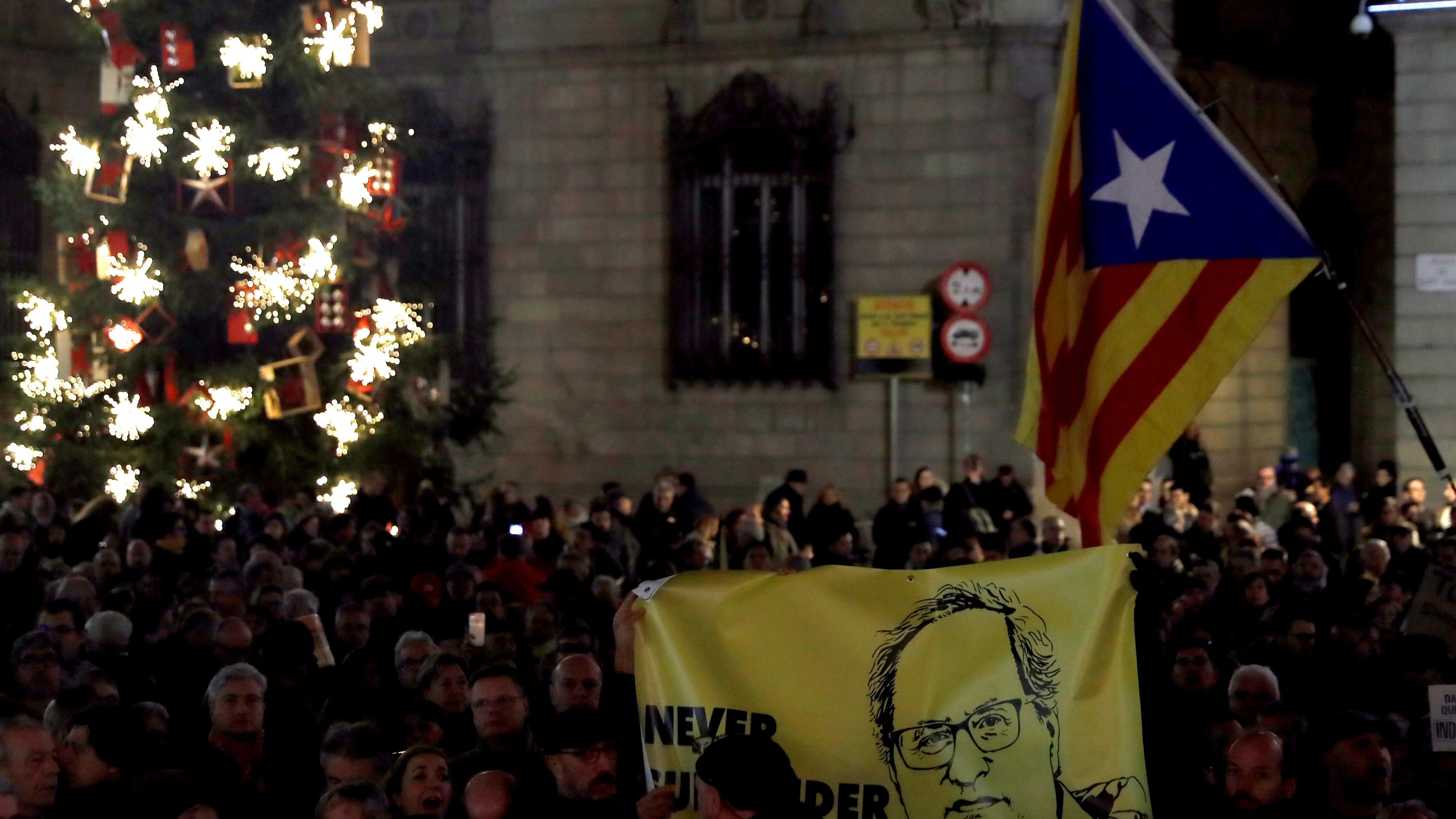 Independentistas protestan contra la inhabilitación de Torra Independentistas protestan contra la inhabilitación de Torra