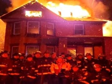 Imagen polémica de los bomberos