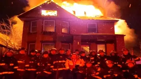 Imagen polémica de los bomberos Imagen polémica de los bomberos